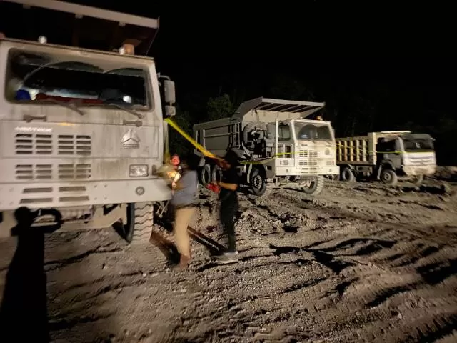 DIAMANKAN: Suasana pengamanan alat tambang ilegal di kaki Meratus, Desa Mangkalapi Kecamatan Teluk Kepayang, Senin (22/11) malam.