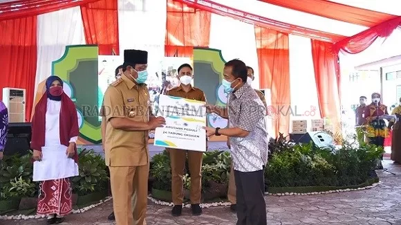 PERESMIAN: Gubernur Kalimantan Selatan H Sahbirin Noor meresmikan mobil layanan kesehatan keliling bagi warga Kecamatan Satui dari PT Arutmin Indonesia.