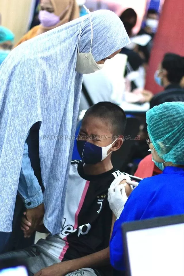 SAKIT MA!: Seorang anak meringis kesakitan ketika disuntik vaksin oleh petugas dalam sebuah acara vaksinasi beberapa waktu lalu di Banjarbaru. Pemko sudah menggelontorkan anggaran sebesar Rp2,4 miliar untuk dukungan pelaksanaan vaksinasi. | Foto: Muhammad Rifani/Radar Banjarmasin