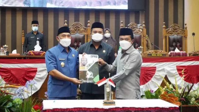 LEGISLASI: Wakil Bupati Tanbu Muh Rusli (kiri) bersama unsur pimpinan DPRD menetapkan Propemperda 2022, Selasa (23/11).