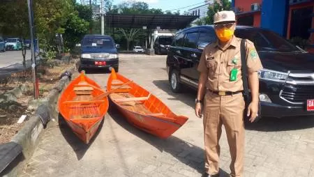 BANTUAN : Dua unit perahu untuk penanggulangan bencana sumbangan dari PT BUMA berada di halaman kantor BPBD Balangan.