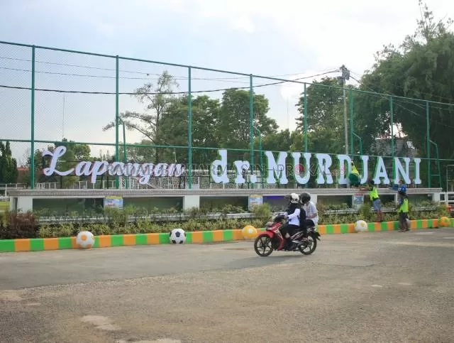 BARU DIPASANG: Plang nama Lapangan dr Murjani dibangun sebagai penanda landmark atau ikon Kota Banjarabaru. | Foto: Muhammad Rifani/Radar Banjarmasin