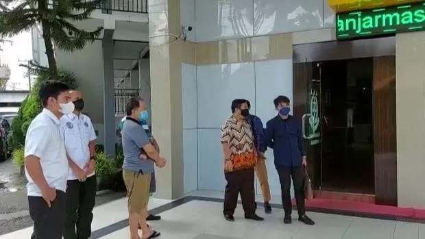 ANTAR BERKAS: Pelimpahan berkas dua tersangka kasus gratifi kasi di RSUD Ulin ke kantor Kejaksaan Negeri Banjarmasin, kemarin (24/11).