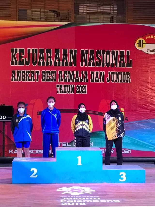 MEMUKAU: Lifter muda andalan Kalsel, Riska Nur Amanda berhasil mempersembahkan 3 medali emas di Kejurnas Angkat Besi Remaja dan Junior yang berlangsung di Hotel Lorin, Sentul Kabupaten Bogor, Jawa Barat.