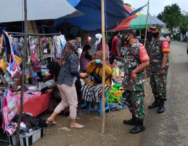 RAZIA TIGA M : Para tentara Kodim 1008 Tabalong melakukan razia di Pasar Jangkung, Kecamatan Tanjung, Tabalong.