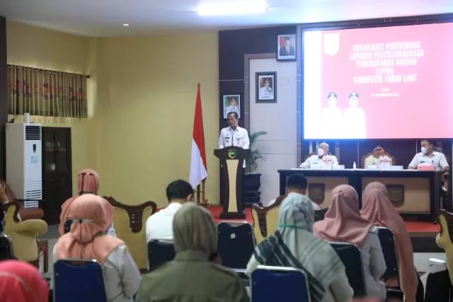 INGIN AKURAT: Bupati Tala HM Sukamta membuka sosialisasi penyusunan LPPD Tala untuk tahun anggaran 2021 di Aula Sarantang Saruntung, Rabu (24/11).