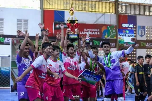 ANGKAT TROFI: Selebrasi para penggawa beserta manajemen Gantenk Bersinar FC usai berhasil menjuarai Turnamen Futsal Dandim 1007 Banjarmasin Cup 2021 di UPIK Indoor Futsal Banjarmasin.