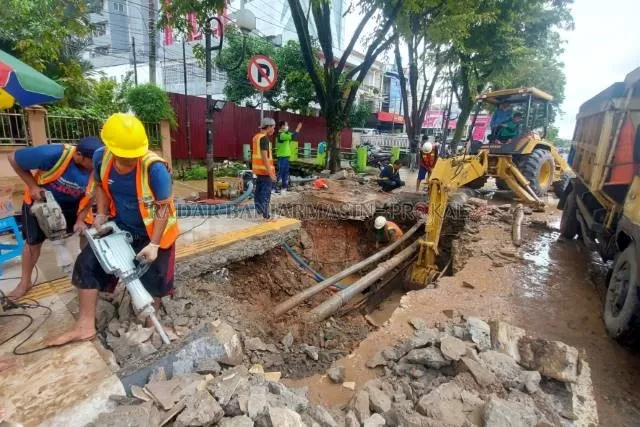 BONGKAR: Perbaikan pipa di Jalan Ahmad Yani terpaksa membongkar trotoar. PDAM berjanji akan mengembalikan jalur pejalan kaki itu kembali seperti semula. | FOTO: WAHYU RAMADHAN/RADAR BANJARMASIN