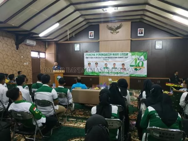 DI PODIUM: Wakil Bupati Tala Abdi Rahman membuka acara harlah HPPMTL ke-49 di Aula Rumah Dinas Wakil Bupati Tala.