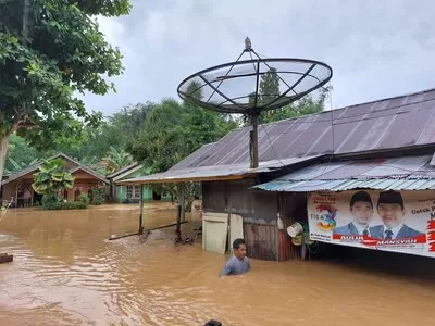 TERENDAM: Rumah warga di Desa Haruyan Seberang terendam banjir, Minggu (28/11). FOTO: JAMALUDDIN/RADAR BANJARMASIN