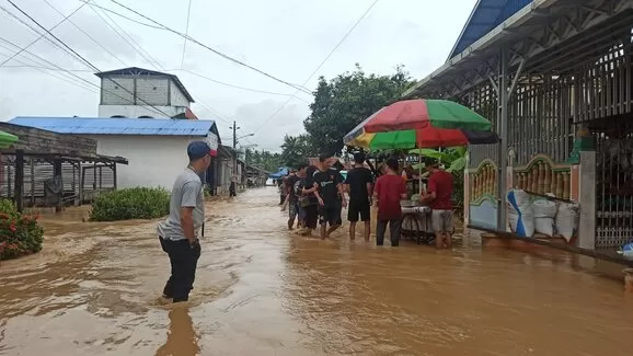 SIAGA: Kecamatan Awayan menjadi salah satu kecamatan yang terdampak banjir, hingga kini air masih terus meninggi. FOTO: BPBD FOR RADAR BANJARMASIN