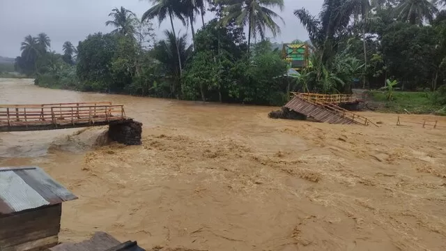 PUTUS: Jembatan darurat Desa Alat, Kecamatan Hantakan putus diterjang arus Sungai Hantakan, Minggu (28/11) pagi. FOTO: Asad For Radar Banjarmasin