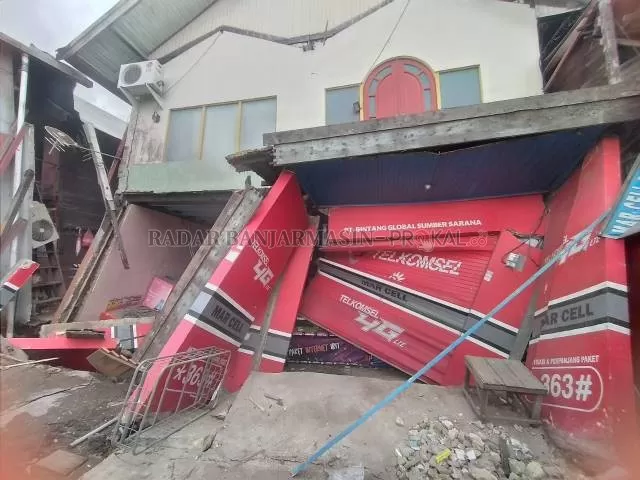 AMBRUK: Sepekan setelah rumah ambruk di Jalan Rama, insiden serupa terulang di Jalan Kelayan A.