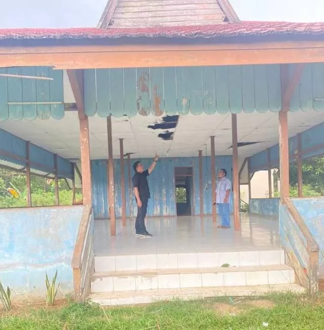 CEK FASILITAS: Wakil Ketua DPRD Banjarbaru, Taufik Rachman mengunjungi bangunan Balai Desa di Kecamatan Cempaka Banjarbaru tak lama tadi