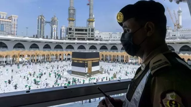PERMUDAH: Petugas mengawasi jemaah di Masjidil Haram, Mekah. Arab Saudi permudah persyaratan calon jemaah umrah. | FOTO: REUTERS