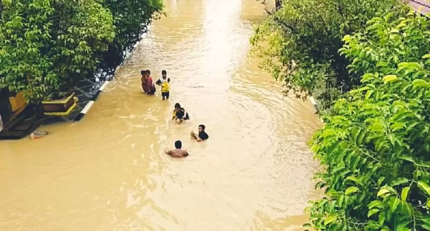 SENANG: Bocil HSU senang bermain air saat air Sungai Balangan dan Tabalong meluap. | Foto: Muhammad Akbar/Radar Banjarmasin