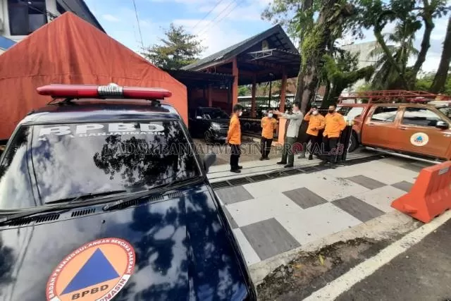 POSKO INDUK: Personel BPBD Banjarmasin di posko induk di Jalan RE Martadinata. Pemko sudah menetapkan status siaga banjir. | FOTO: WAHYU RAMADHAN/RADAR BANJARMASIN