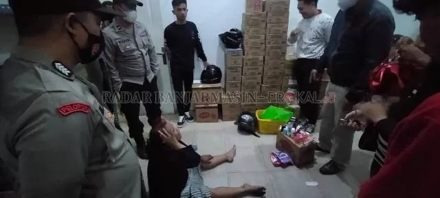 HISTERIS: Fajriah berontak dan terus mengelak ketika dituduh mengutil di sebuah minimarket di Jalan Veteran, Banjarmasin Timur. | FOTO: MAULANA/RADAR BANJARMASIN