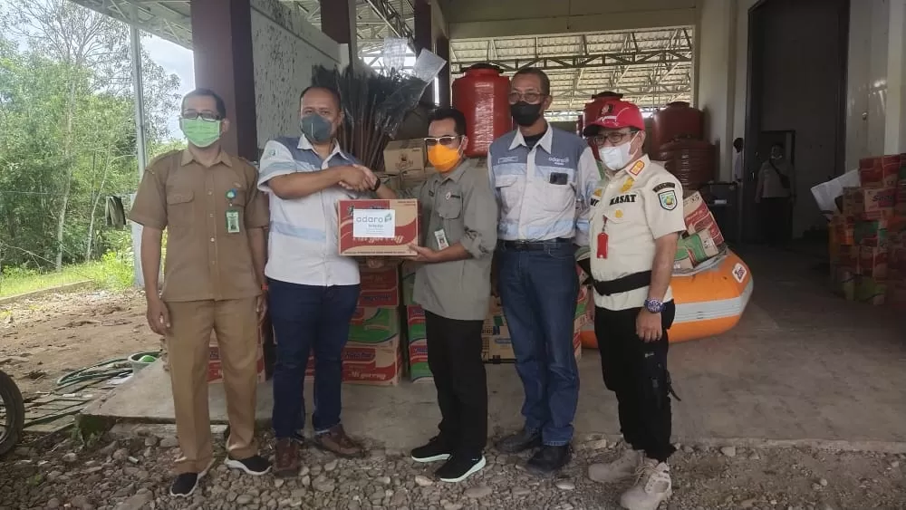 BANTUAN : CSR Foreman Balangan Coal, Haris Fadillah (kiri) saat menyerahkan bantuan secara simbolis kepada Plt. Kepala BPBD Balangan, H Rahmi. | FOTO: WAHYUDI/RADAR BANJARMASIN.