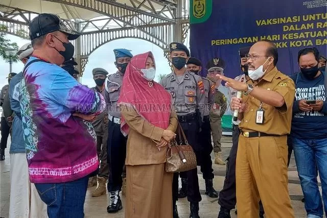 SENGKETA: Asisten II Setdako Banjarmasin, Doyo Pudjadi menemui pendemo, kemarin (29/11). | FOTO: WAHYU RAMADHAN/RADAR BANJARMASIN