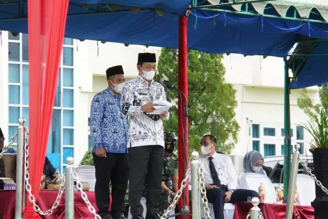PERINGATAN: Bupati Balangan, Abdul Hadi saat menjadi pembina upacara. | FOTO MC FOR RADAR BANJARMASIN.
