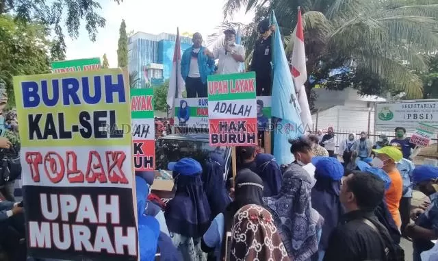 TOLAK UPAH MURAH: Serikat buruh berdemo di depan gedung DPRD Kalsel di Jalan Lambung Mangkurat, Kamis (25/11) lalu. | FOTO: ENDANG SYARIFUDDIN/RADAR BANJARMASIN