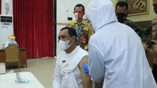 TELADAN: Wali Kota Banjarbaru H Aditya Mufti Ariffin saat mengikuti vaksinasi.
