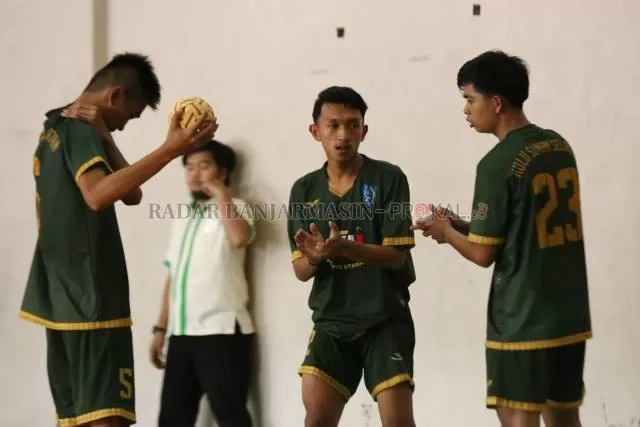 JUARA: Tim sepak takraw HSS berhasil mengalahkan Kotabaru di babak final Kejurprov Kalsel 2021 kategori putra kelahiran 1996 yang berlangsung di gedung SKB Mulawarman Banjarmasin, kemarin (30/11) sore.
