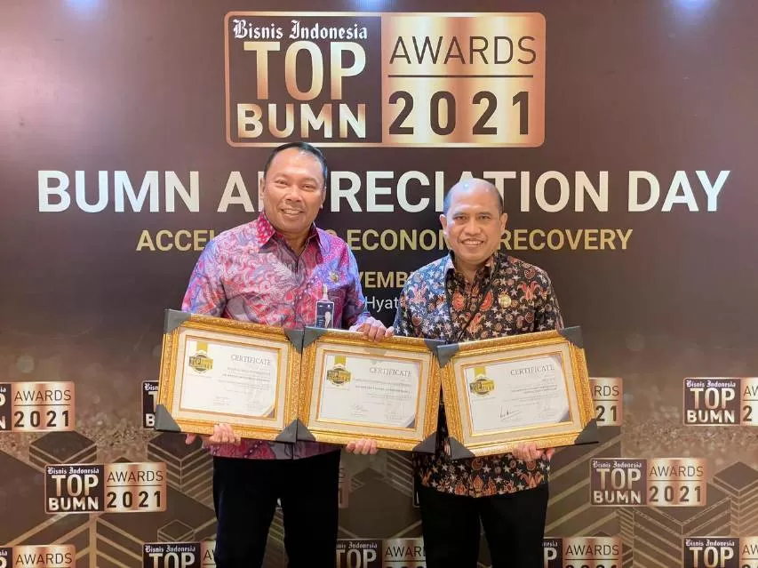 TOP: Dirut Jasa Raharja Rivan Achmad Purwantono dan Direktur Keuangan PT Jasa Raharja Myland raih Top BUMN Award 2021