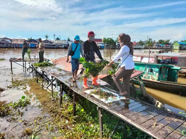 SUNGAI BUNGAS: Dinas Lingkungan Hidup Kalsel gencar melakukan Gerakan Peduli Lingkungan. Salah satunya aksi bersih-bersih Sungai Martapura.