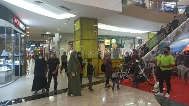 RAMAI LAGI: Suasana di Q Mall Banjarbaru, kemarin. Dalam beberapa pekan terakhir jumlah pengunjungnya meningkat signifikan hingga 90 persen. | FOTO: SUTRISNO/RADAR BANJARMASIN