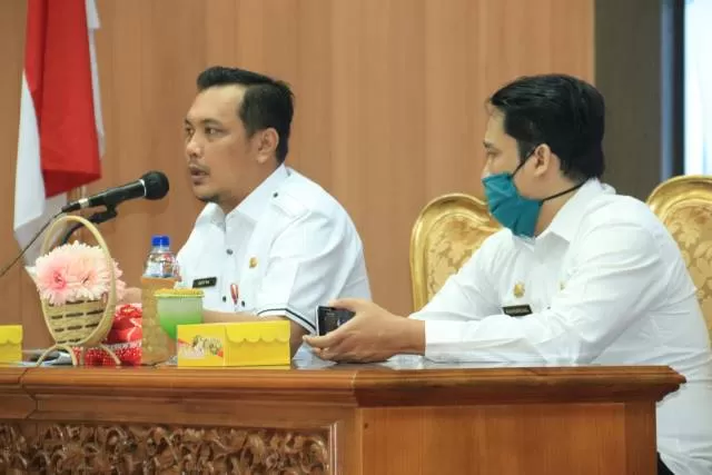 BERI ARAHAN: Wali Kota Banjarbaru, Aditya Mufti Ariffin menginstruksikan agar pegawai di lingkup Pemko Banjarbaru dapat memaksimalkan pelayanan.
