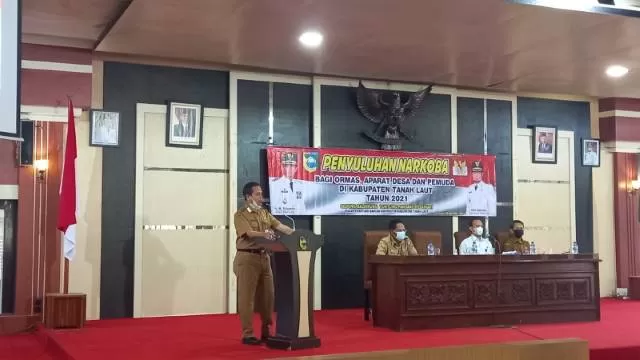 BUKA ACARA: Asisten Bidang Ekonomi Pembangunan Sekretariat Daerah Tala Akhmad Hairin membuka acara penyuluhan tentang narkoba di Balairung Tuntung Pandang.