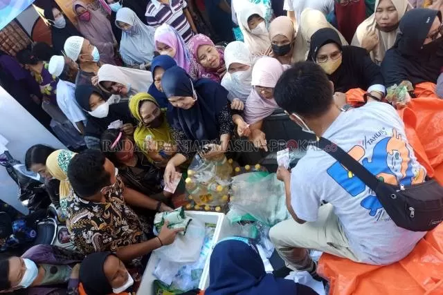 BERKERUMUN: Para ibu-ibu menyerbu minyak goreng murah di kantor Kelurahan Kuin Utara, Banjarmasin Utara, kemarin (2/12).