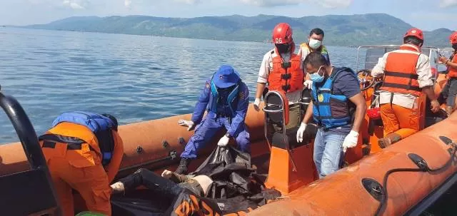 JATUH: Jajaran Polair Polres dan Basarnas Kotabaru mengevakuasi temuan mayat di perairan laut Sarang Tiung.