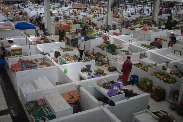 MINTA DIKURANGI: Pedagang di Pasar Bauntung tetap meminta keringanan retribusi yang bakal ditarik Pemko Banjarbaru per tahun 2022 nanti. | Foto: Muhammad Rifani/Radar Banjarmasin