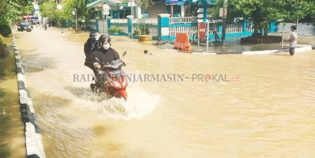 BANJIR: Ruas jalan protokol di Kota Amuntai Kabupaten HSU masih terendam banjir. Kota yang berada di pertemuan tiga sungai besar ini masih bermasalah dengan banjir meski di daerah tetangganya mulai surut. | Foto:   Muhamad Akbar/Radar Banjarmasin