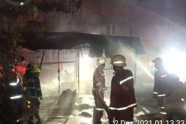 DEKAT HOTEL: Kebakaran terjadi di Gang Purnama Banjarbaru yang menghanguskan satu bangunan warung kosong pada Kamis (2/12) dini hari.