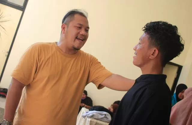 BERI MOTIVASI: Anggota DPRD Banjarbaru, Gusti Rizky Sukma Iskandar Putera bersama atlet pencak silat Banjarbaru.