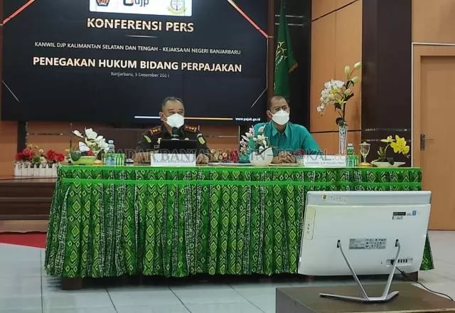 UMUMKAN: Pihak Kejaksaan Negeri Banjarbaru dan Kanwil DJP Kalselteng mengumumkan dugaan kasus penggelapan pajak oleh dua tersangka yang merupakan berstatus ayah dan anak. | FOTO: MUHAMMAD RIFANI/RADAR BANJARMASIN