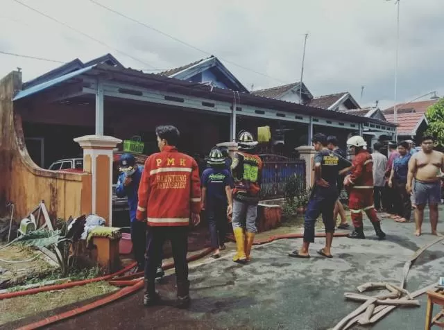 NYARIS BERKOBAR: Salah satu rumah warga di komplek Mustika Raya Landasan Ulin Timur mengalami kebakaran, namun beruntung api tak sampai membesar dan menghanguskan seluruh bangunan. | Foto: Relawan Damkar Banjarbaru for Radar Banjarmasin