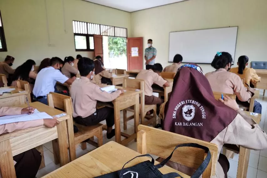 SETELAHNYA: Proses belajar mengajar di ruang kelas baru di SMAN1 Tebing Tinggi yang dibangun oleh CSR PT Semesta Centramas - Balangan Coal Group.