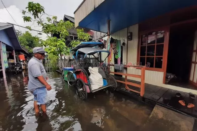BEBERAPA SENTI LAGI: Permukiman warga di Jalan Prona I di Banjarmasin Selatan terendam setelah Sungai Guring meluap. | FOTO: WAHYU RAMADHAN/RADAR BANJARMASIN