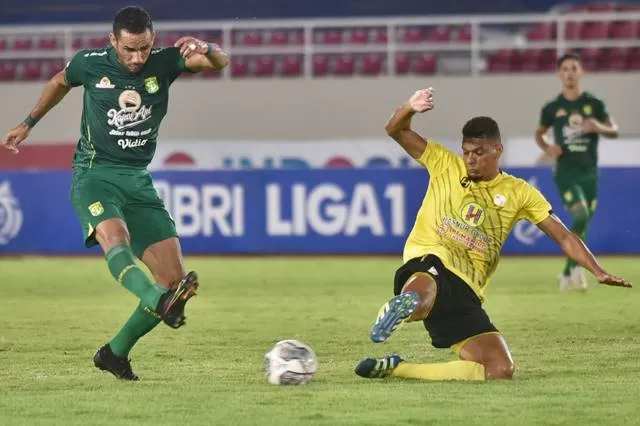 HALAU BOLA: Aksi pemain asing Barito Putera, Cassio de Jesus memblok sepakan pemain Persebaya Surabaya, Jose Wilkson dalam lanjutan Liga 1 2021.