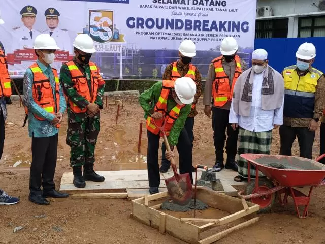 LETAKKAN: Bupati Tala HM Sukamta melakukan peletakan batu pertama pembangunan reserpoir optiker di Kantor PDAM Tala | Foto: Norsalim Yahya/Radar Banjarmasin