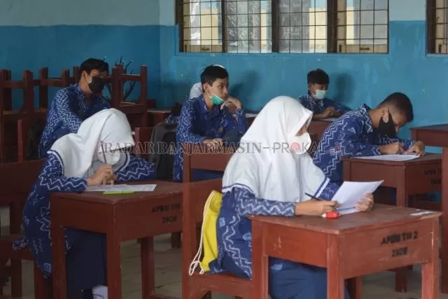 TATAP MUKA: Pelajar SMP di Banjarmasin belajar tatap muka di tengah pandemi. Libur akhir semester digeser karena terdampak penerapan PPKM level 3.
