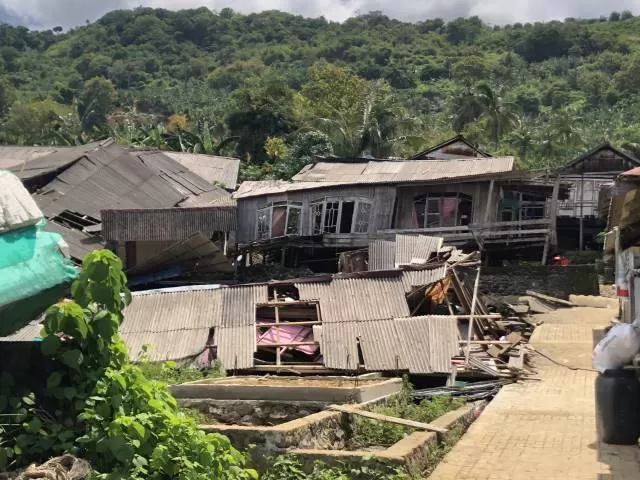 TATA KEMBALI: Rumah warga Pulau Maradapan terkena dampak longsoran bukit di belakang permukiman. Alih fungsi lahan menjadi kebun pisang diduga menjadi penyebab utama longsor.
