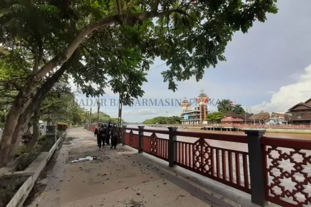 KOKOH: Penampakan pagar baru dari betgon cetak di Siring Sudirman, tepian Sungai Martapura. | FOTO: WAHYU RAMADHAN/RADAR BANJARMASIN