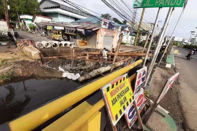 AGAK TERLAMBAT: Pengerjaan jembatan untuk akses Jalan Pandu, Banjarmasin Timur. Dibanding proyek di lokasi lain, jembatan ini yang paling ditunggu-tunggu masyarakat.
