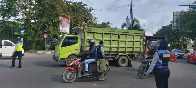 OPERASI: Sudah lama masyarakat dibuat resah oleh truk-truk besar yang berseliweran di jalan-jalan dalam Kota Banjarmasin. | FOTO: SATLANTAS POLRESTA FOR RADAR BANJARMASIN